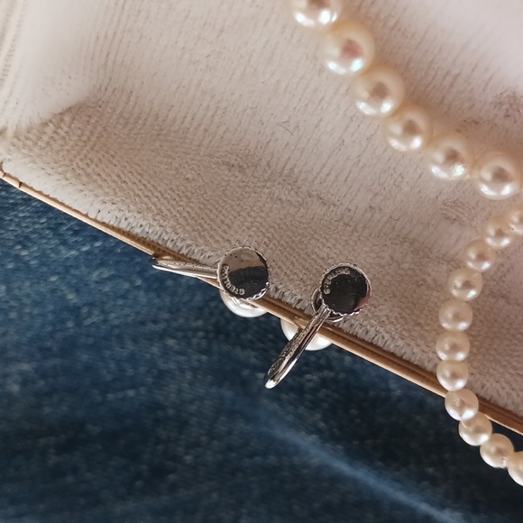 Vintage Set of Graduating Pearl Necklace and Earrings In Cream Case - Picture 2 of 4